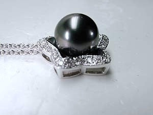 0.34ct Black pearl Diamond Pendant Necklace JEWELFORME BLUE 18kt white Gold